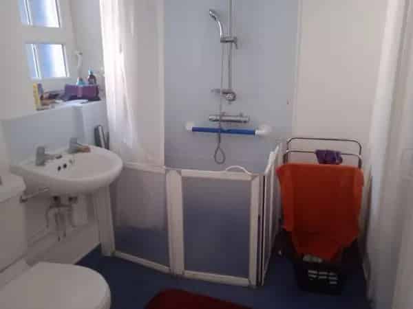 Large Airy Flat Near Shops and Green Spaces