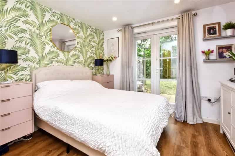 2 Bed Ground Floor Apartment Bramley Modern Open Plan Living Parking Garden