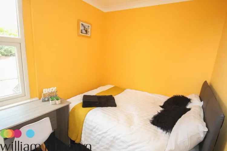 Room for Rent in Modern Apartment near City Centre