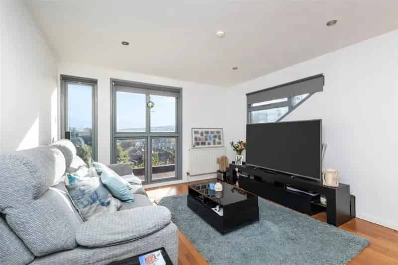 2 Bedroom Apartment Brighton Near Five Ways Share of Freehold