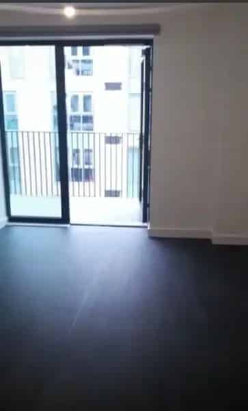 Modern 1-Bed Apartment Riverside View Near Park Amenities