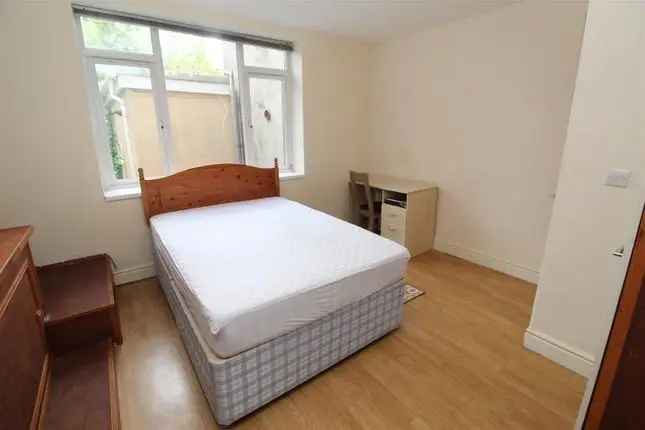 Flat to rent in Richmond Road, Roath, Cardiff CF24