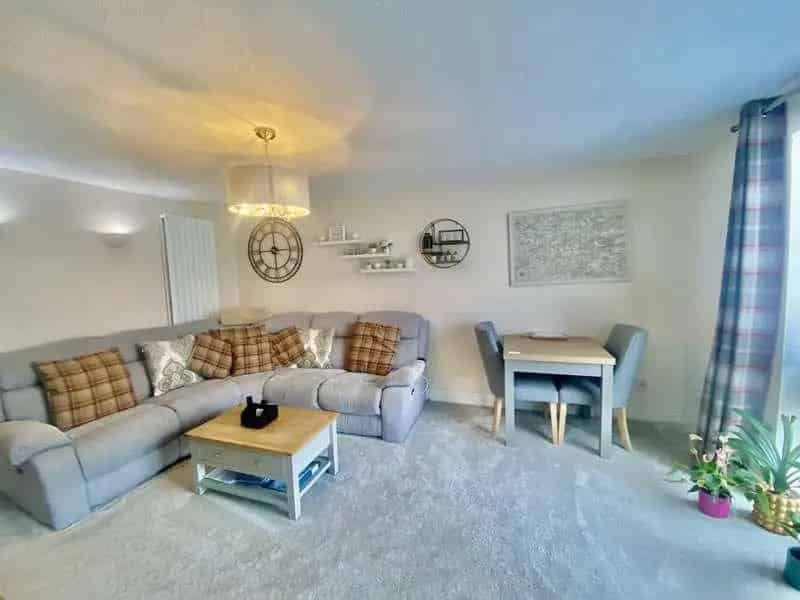 2 bed flat for sale