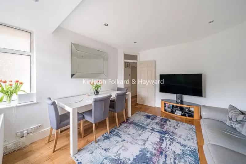 Two Bedroom Ground Floor Maisonette with Private Garden
