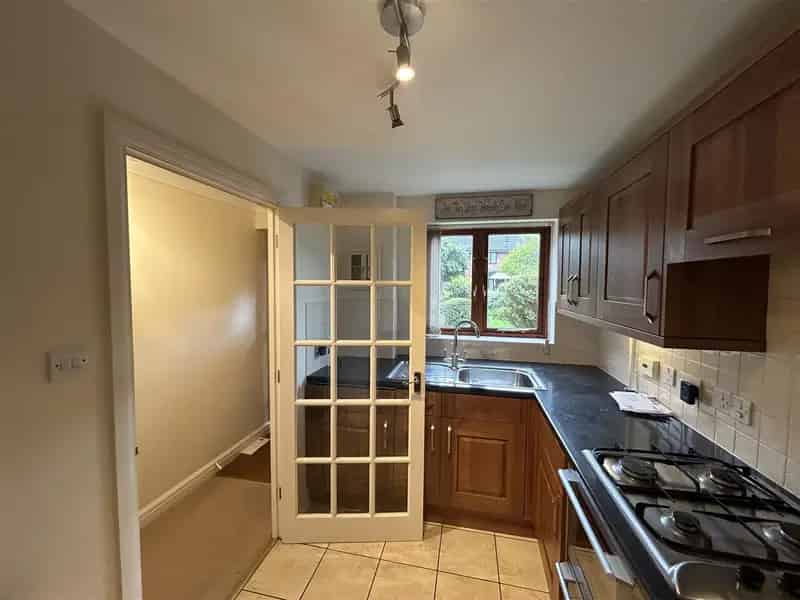2 Bedroom Maisonette Near Potters Bar Station