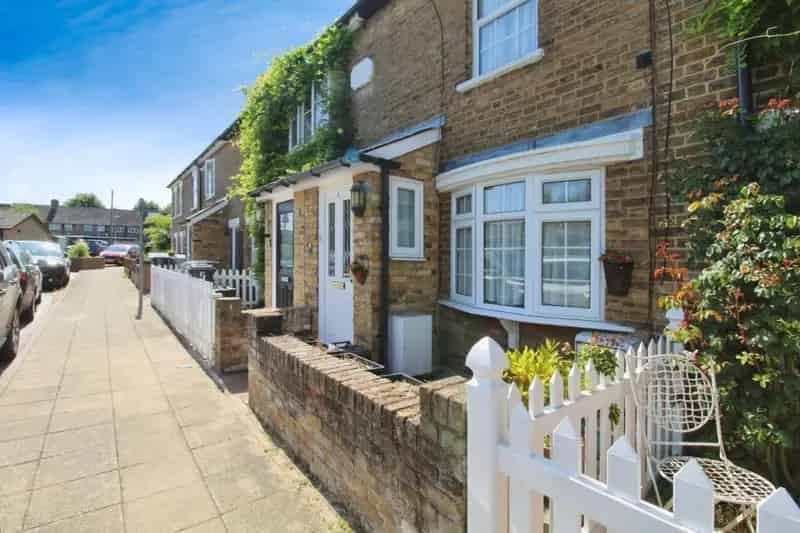 2 Bed House for Sale Near Mainline Station