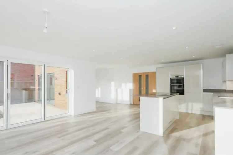 4 Double Bedroom Detached Home with Over 2260 sq ft