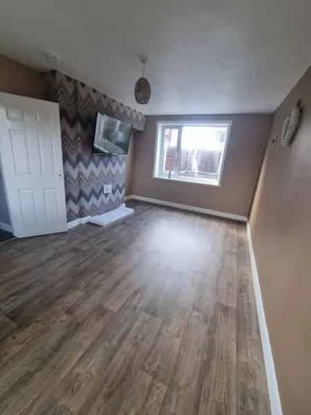 3 Bed Semi Detached House Near Park School and Transport Links