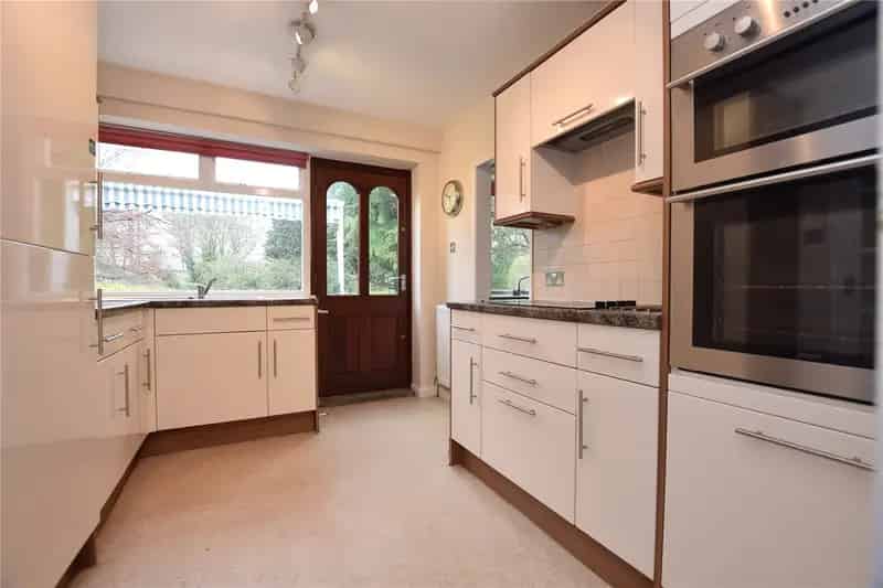 Three Bedroom Detached House in Roundhay Near Roundhay Park