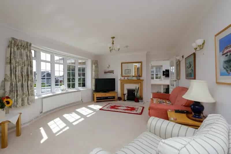 Spacious 2-Bedroom Bungalow near Amenities