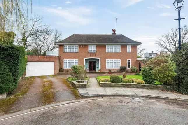 Detached House for Sale in Hampstead Garden Suburb N2