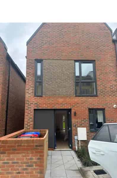 3 Bed House Near Train Station Solar Panels Car Charger