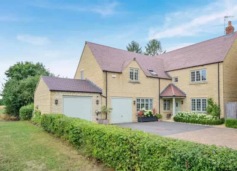 5 Bedroom Detached House for Sale Cotswold Gate Moreton in Marsh