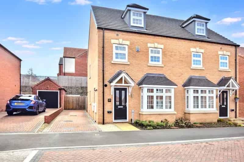 Three Bedroom Semi-Detached House in WF1 with Ample Parking and En-Suites