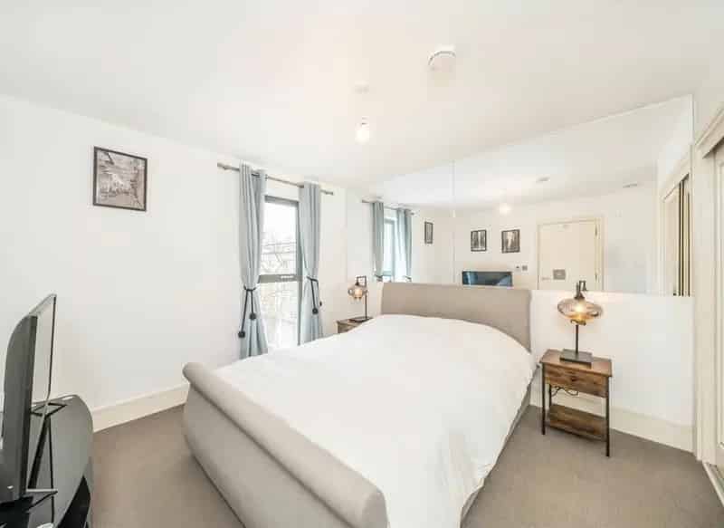 Two Bedroom Apartment Clapham High Street Chain Free
