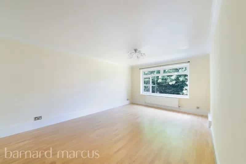 Spacious 2-Bedroom Flat Near Amenities and Commuting Links