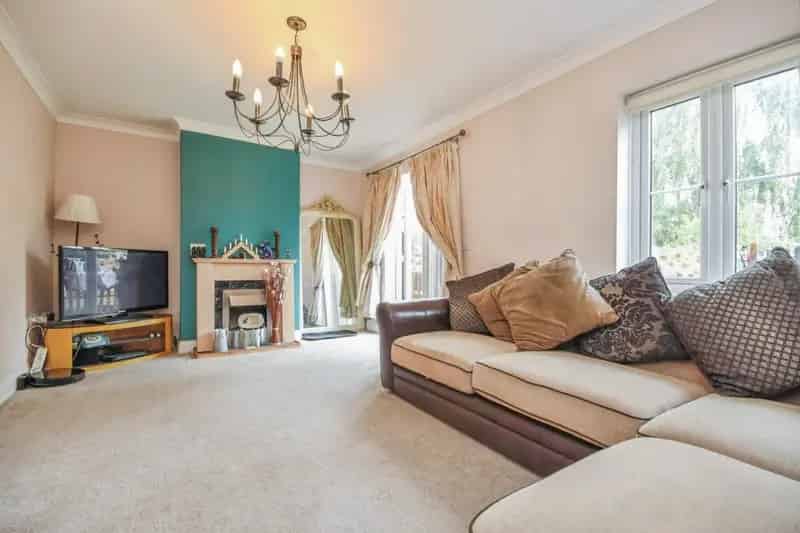 3 Bed House with Garage and Garden