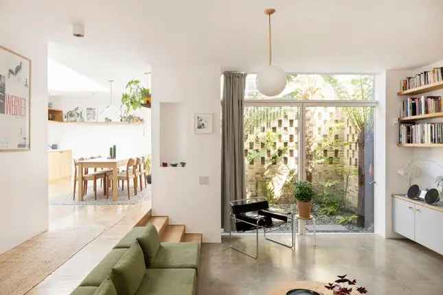 Detached House for Sale in Islington N1