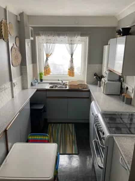 3 Bed Flat Near City Centre Newly Decorated