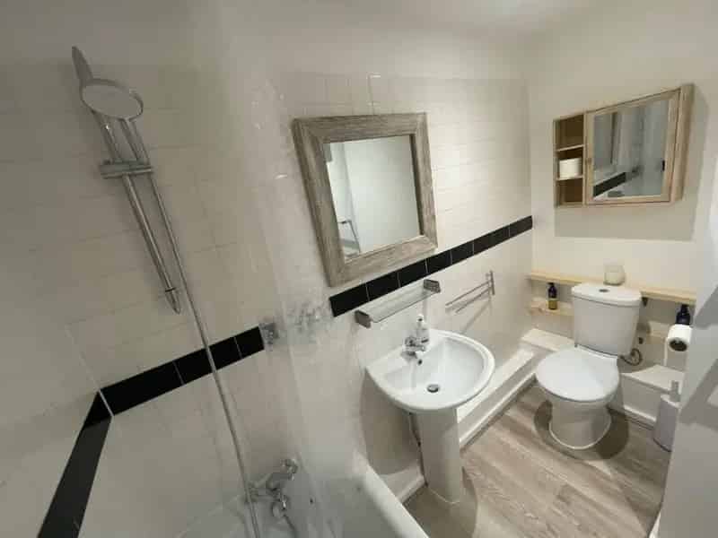 1 Bedroom Flat for Sale London E13 - High Ceilings Allocated Parking