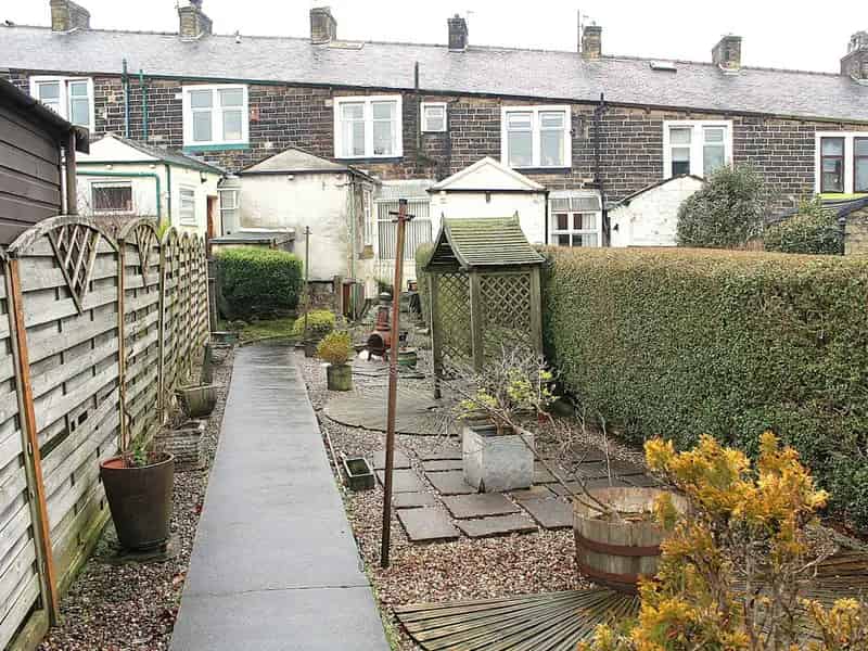 Spacious 2 Bed Mid Terraced House Leasehold Parking Garage