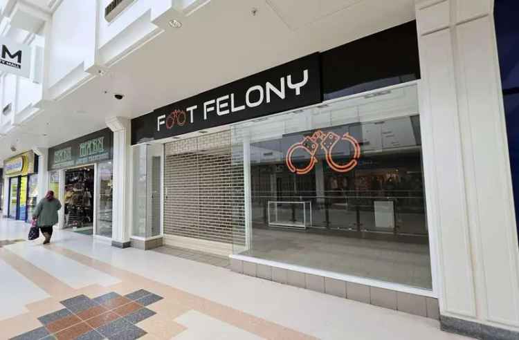 Retail Unit to Let in County Mall Crawley
