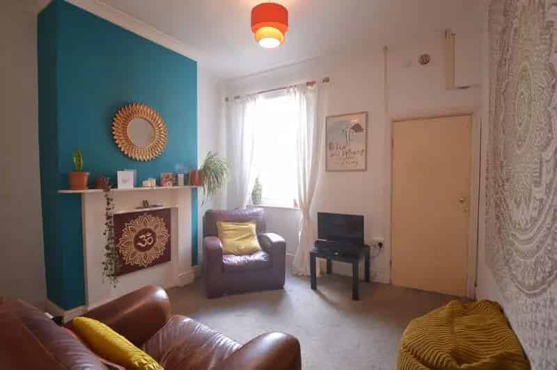 2 Bedroom Terraced House Near A435 High Street