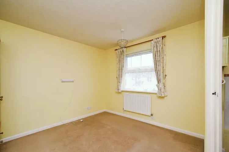 Three Bedroom End Terraced House Near Amenities