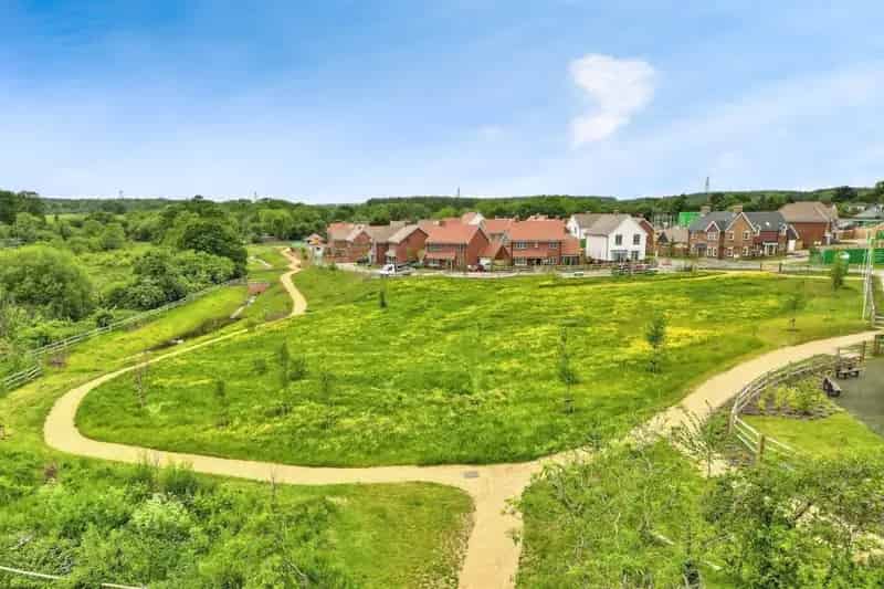 2-Bed Bungalow with Garage in Oakwood Grove