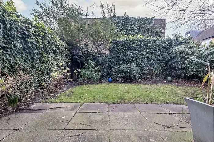 2 Bedroom Garden Flat for Sale in South Hampstead