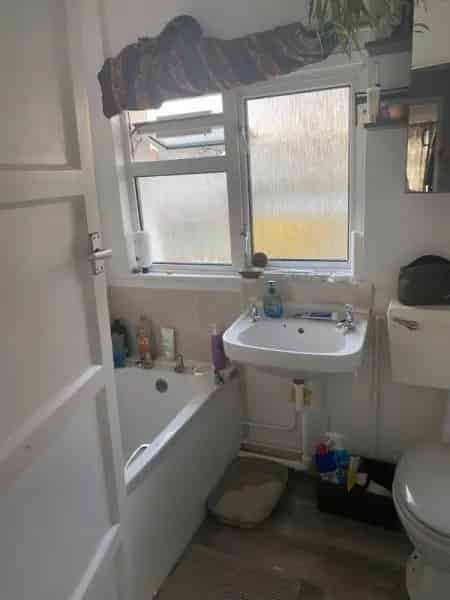 Semi Detached House with Large Garden Near Schools and Transport Links