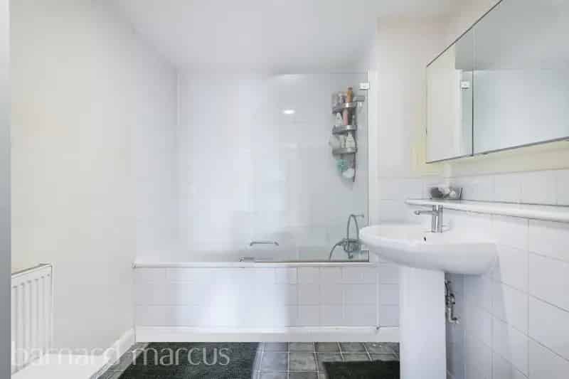 Acton 2-Bed Apartment with Balcony and Stunning West London Views