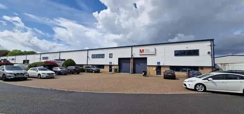 Greater London Warehouse: Flexible Lease, High Ceilings, Staff Amenities