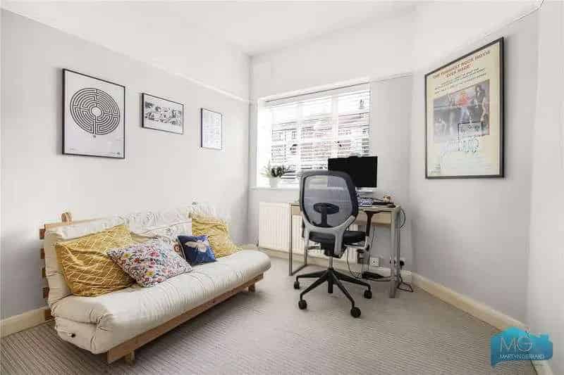 2 Bed Flat for Sale Near North Finchley High Road