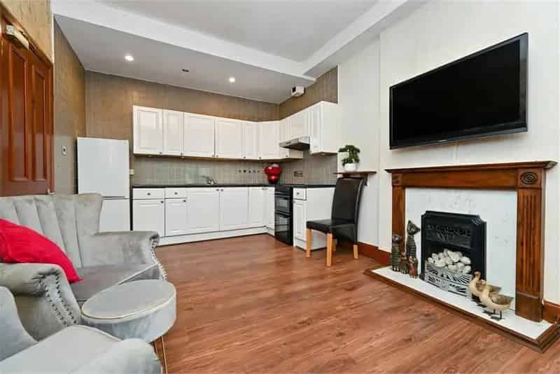 1 Bed Flat - Maindoor with 1 Reception Room