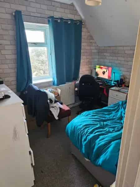 3 Bedroom House Near Horsham Station