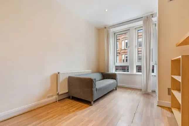 Flat for Sale in Glasgow G11 - First Floor Tenement