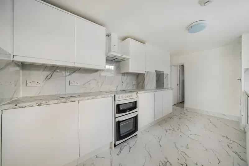 3 Bedroom House Near Mainline Stations