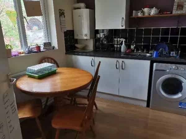 Lovely Spacious 2-Bedroom First Floor Maisonette with Attic Storage