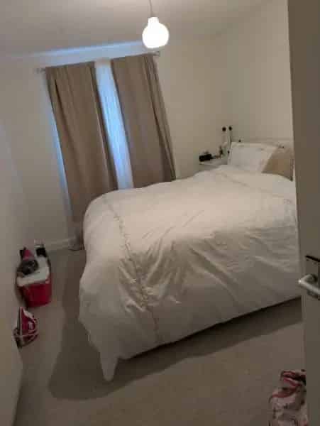 Spacious Flat Near Grays Train Station and Beach