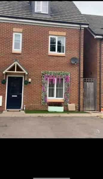 Four Bedroom Townhouse Three Bathrooms Driveway
