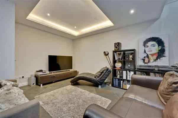 Gable Cottage Esher Surrey Family Home 3 Floors Parking Garden