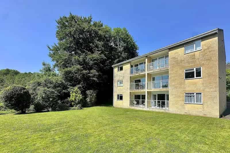 2 bedroom ground floor flat for sale