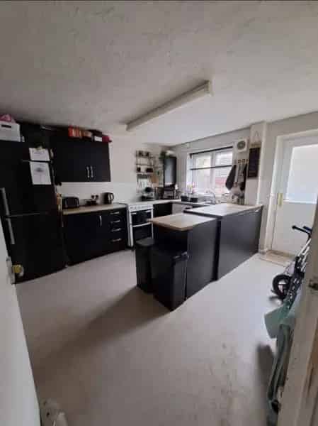 2 Bed Ground Floor Maisonette with Garden and Parking