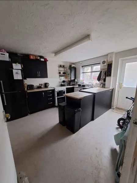 Flat For Rent in Calne, England