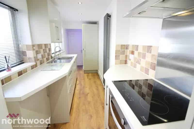 Two-Bedroom Maisonette with Ensuite Near Transport Links