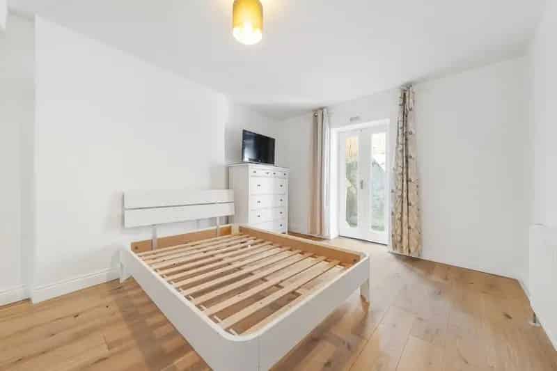 2 Bedroom Garden Flat to Rent in Brixton