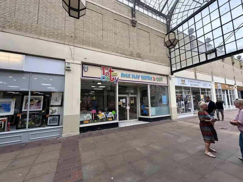 Modern Shop Unit To Let Worthing Town Centre