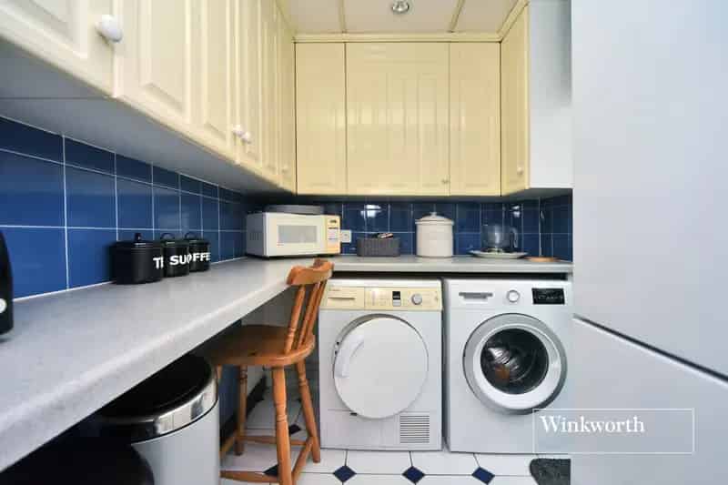 3 Bedroom House Cheam Spacious Family Home Near Schools