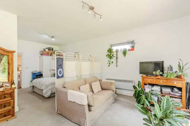 6 Bedroom Detached House with Annex and Large Gardens